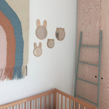 Miroirs en bois en forme de lapin pour la chambre des enfants.